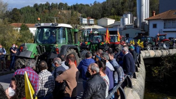 El campo, harto de los plantes de Sánchez, se lanza a la calle