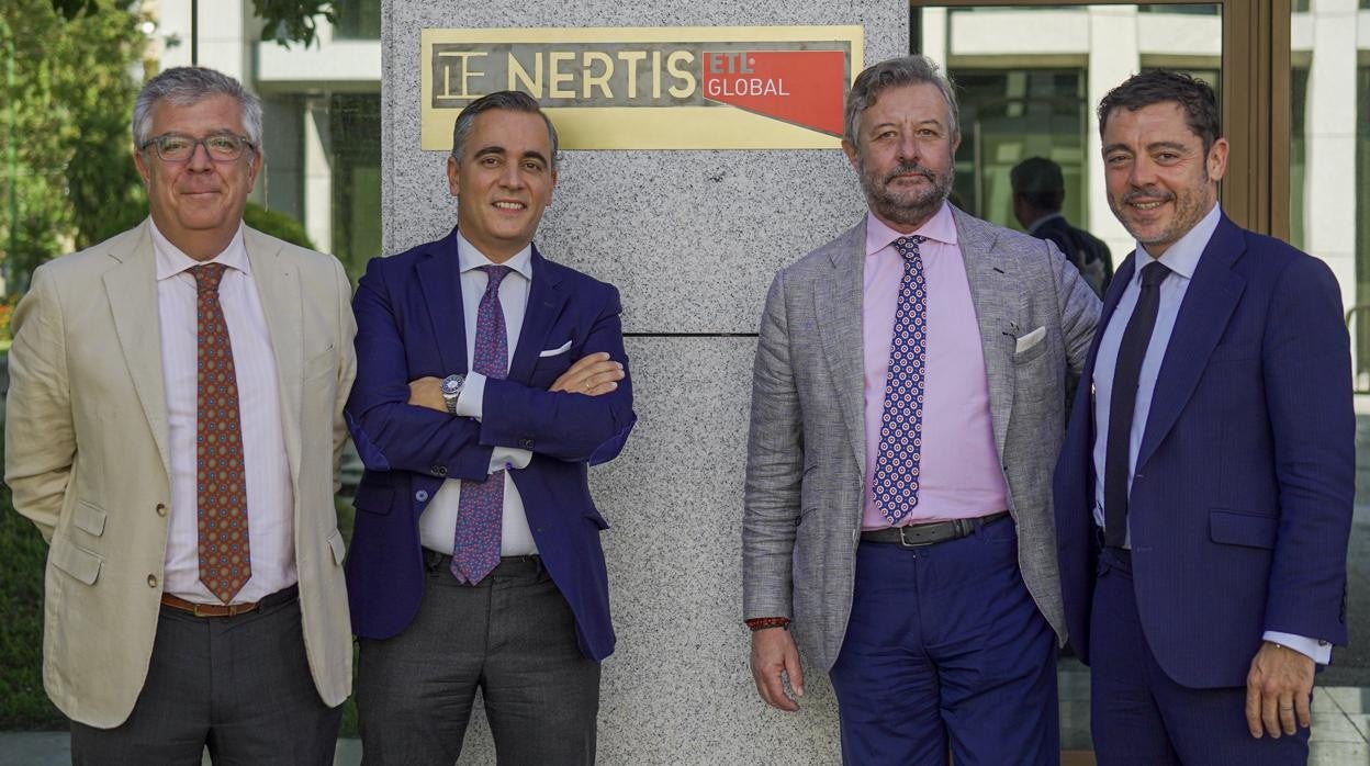 De izquierda a derecha, Juan Bautista, Álvaro Moreno y Manuel Salinero, los tres socios de Nertis, junto a a Juan Bermúdez, CEO de ETL España