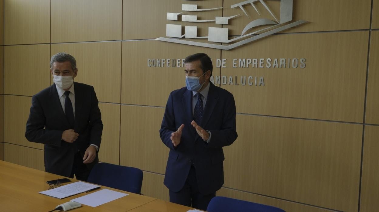 Antonio Gómez-Guillamón y Juan Román, presidente y director gerente de Andalucía Aerospace, en la sede de la CEA