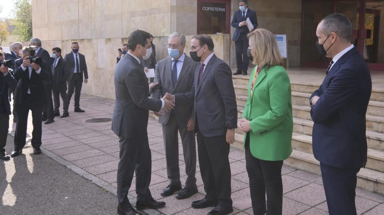 Juanma Moreno, a su llegada a la CEA, donde le reciben Rogelio Velasco, Javier González de Lara, Fátima Báñez y Ricard Cabedo