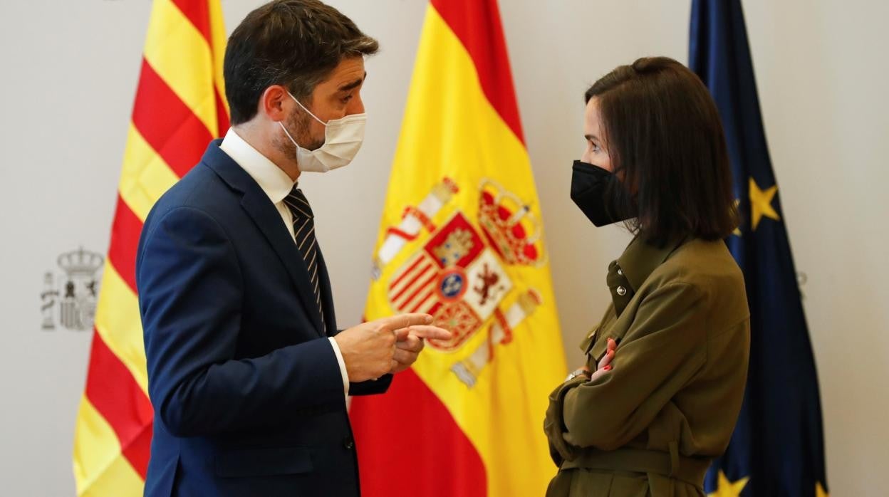 La secretaria de Estado de Transportes, Isabel Pardo de Vera (d) y el vicepresidente catalán y conseller de Territorio, Jordi Puigneró