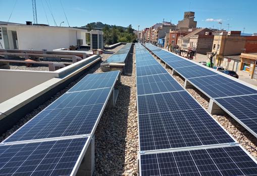 Sapiens Energia ha creado una comunidad energética en Llíria, instalndo placas sobre el tejado del edificio de la Polícía local que suministra electricad a 40 usuarios