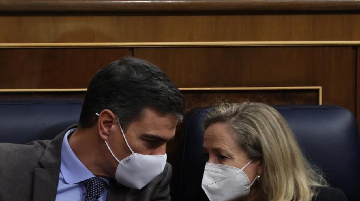 El presidente del Gobierno, Pedro Sánchez y la vicepresidenta económica, Nadia Calviño