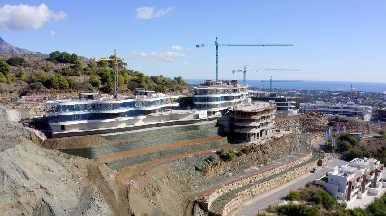 Obras en construcción del complejo en la montaña de Benahavís