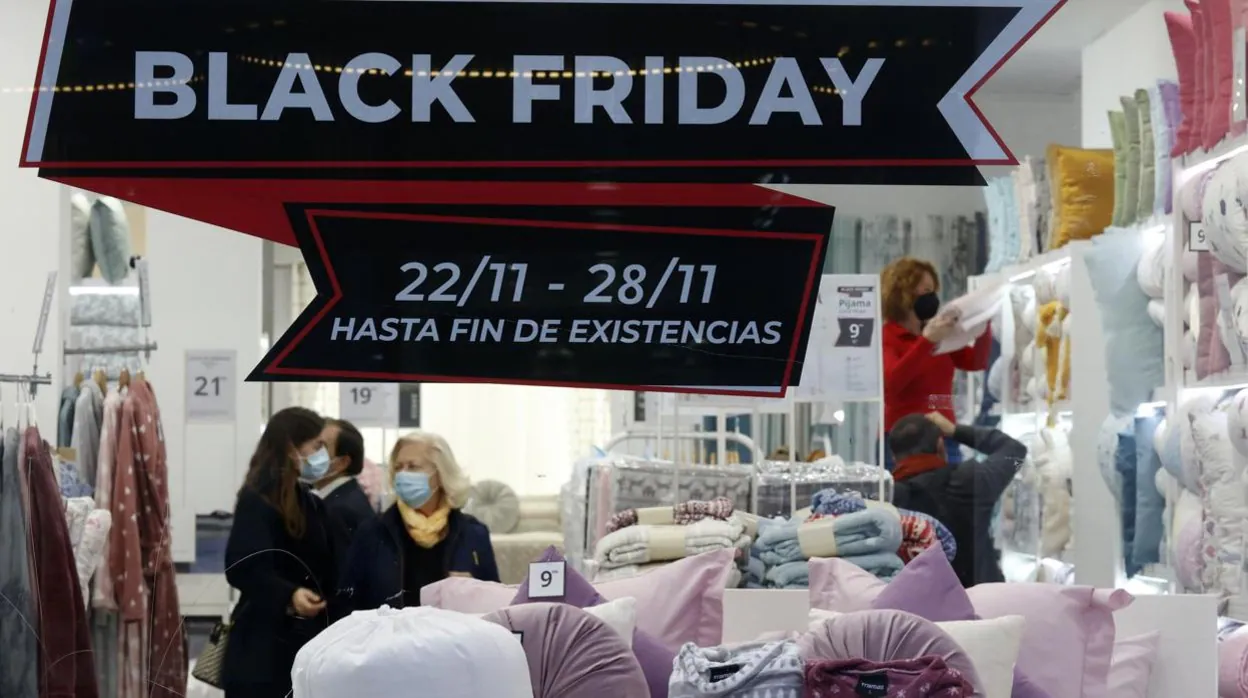 La actividad del comercio alentada por las campañas del ‘Black Friday’ y la Navidad tiran del empleo autónomo