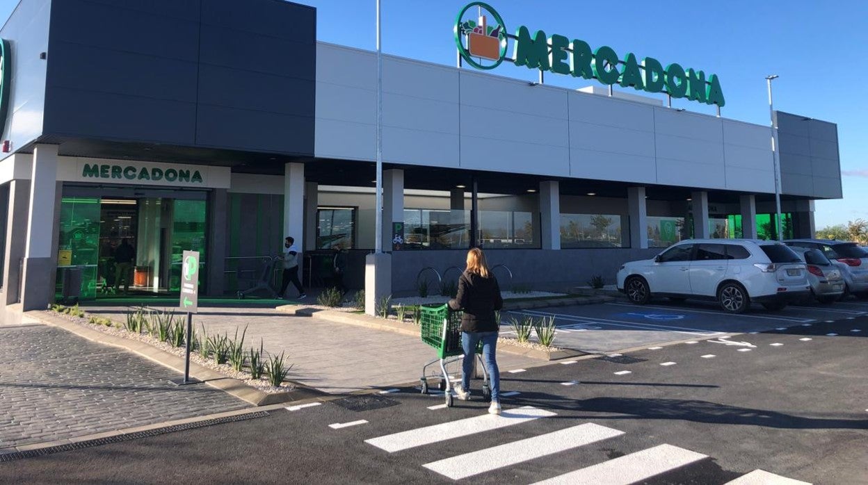 Una clienta se dispone a entrar en el establecimiento de Mercadona en la Rinconada