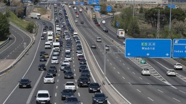 Llenar el depósito del coche en el puente de la Constitución cuesta 17 euros más que el año pasado