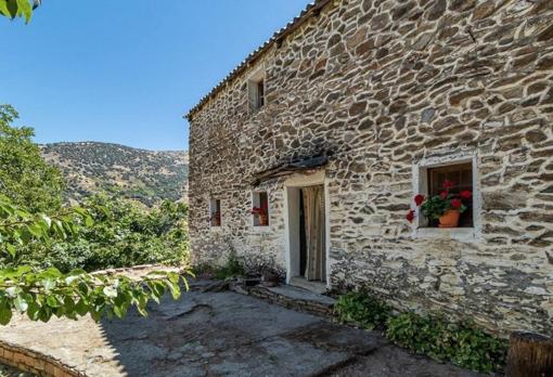 Preciosa fachada de piedra de la casa