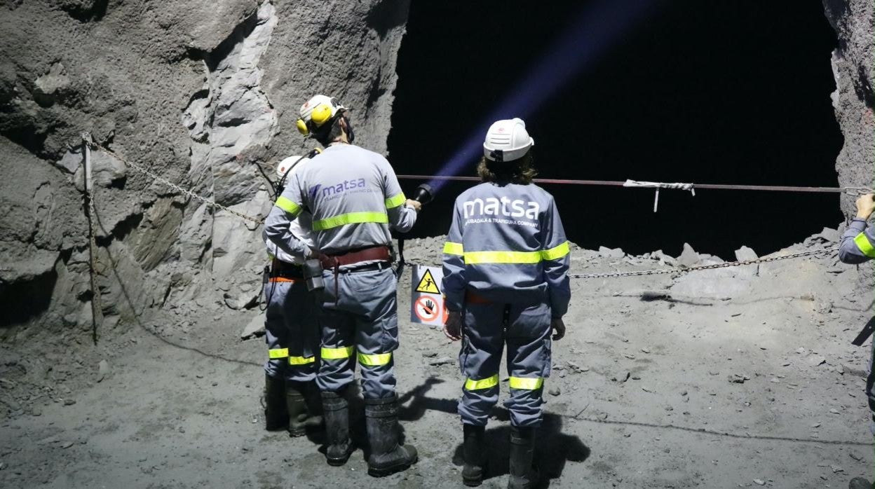 Trabajadores de Minas de Aguas Teñidas (Matsa) en la boca de una galería