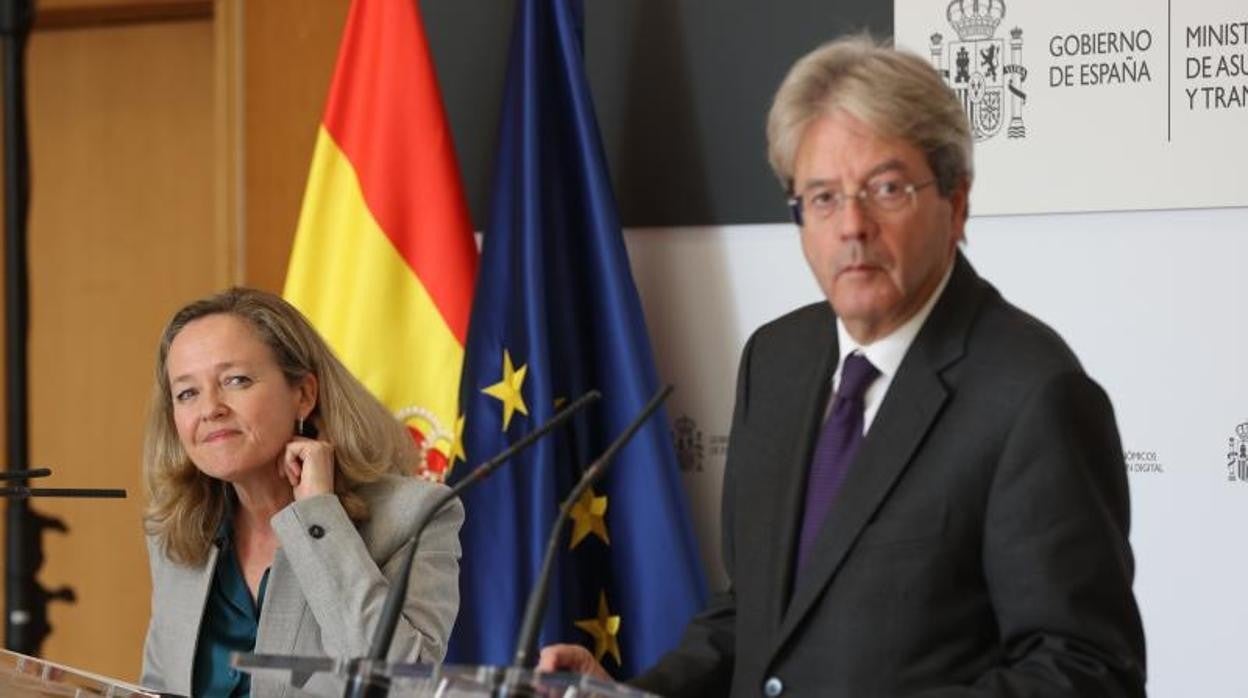 La vicepresidenta de Asuntos Económicos, Nadia Calviño, y el comisario europeo, Paolo Gentiloni