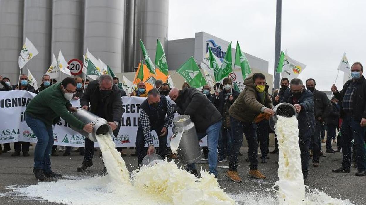 Imagen de los ganaderos concentrados esta mañana ante a la fábrica de Lactiber en León