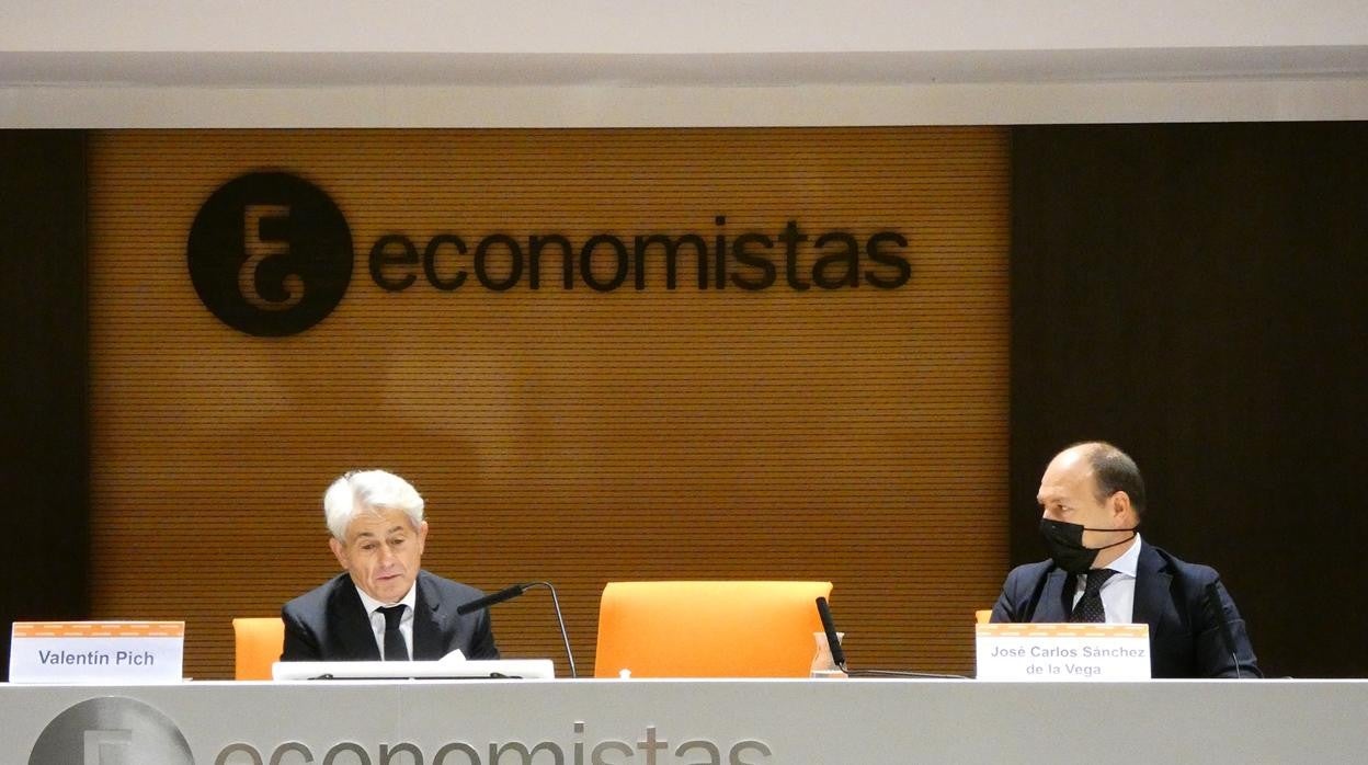 El presidente del Consejo General de Economistas, Valentí Pich, con José Carlos Sánchez de Vega.