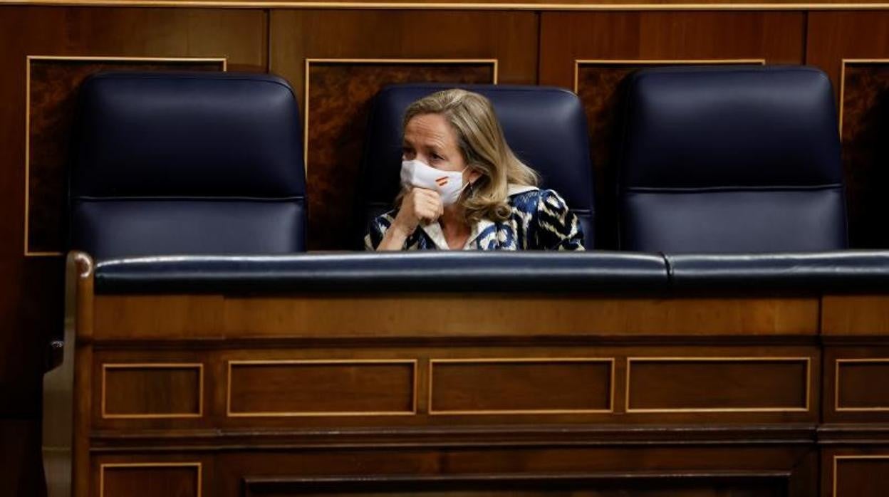 La vicepresidenta de Asuntos Económicos, Nadia Calviño, en el Congreso