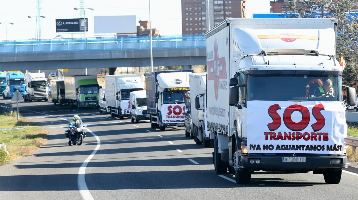 Varios camiones en la A-2 participan en una marcha lenta por las principales vías de Madrid el pasado miércoles