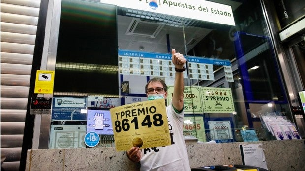 Una sevillana y su pareja se traen de Atocha dos décimos del Gordo con 800.000 euros de premio