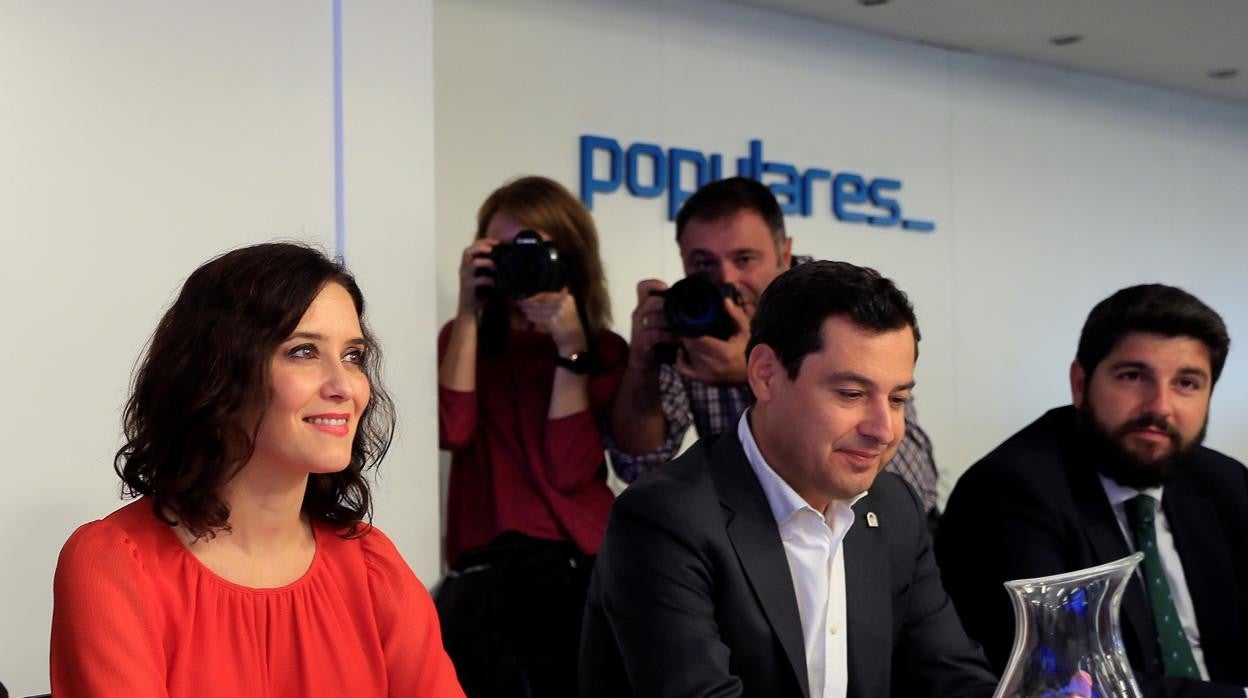 La presidenta de la Comunidad de Madrid Isabel Díaz Ayuso, el presidente de la Junta de Andalucía Juanma Moreno (2d) y el presidente de la comunidad de Murcia Fernando López Miras (d),