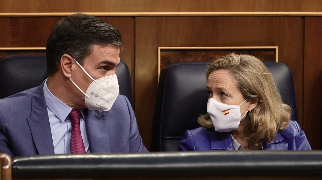 Pedro Sánchez, presidente del Gobierno, y Nadia Calviño, vicepresidenta económica