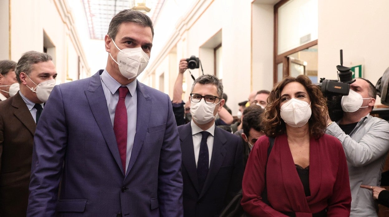 El presidente del Gobierno, Pedro Sánchez, y la ministra de Hacienda, María Jesús Montero