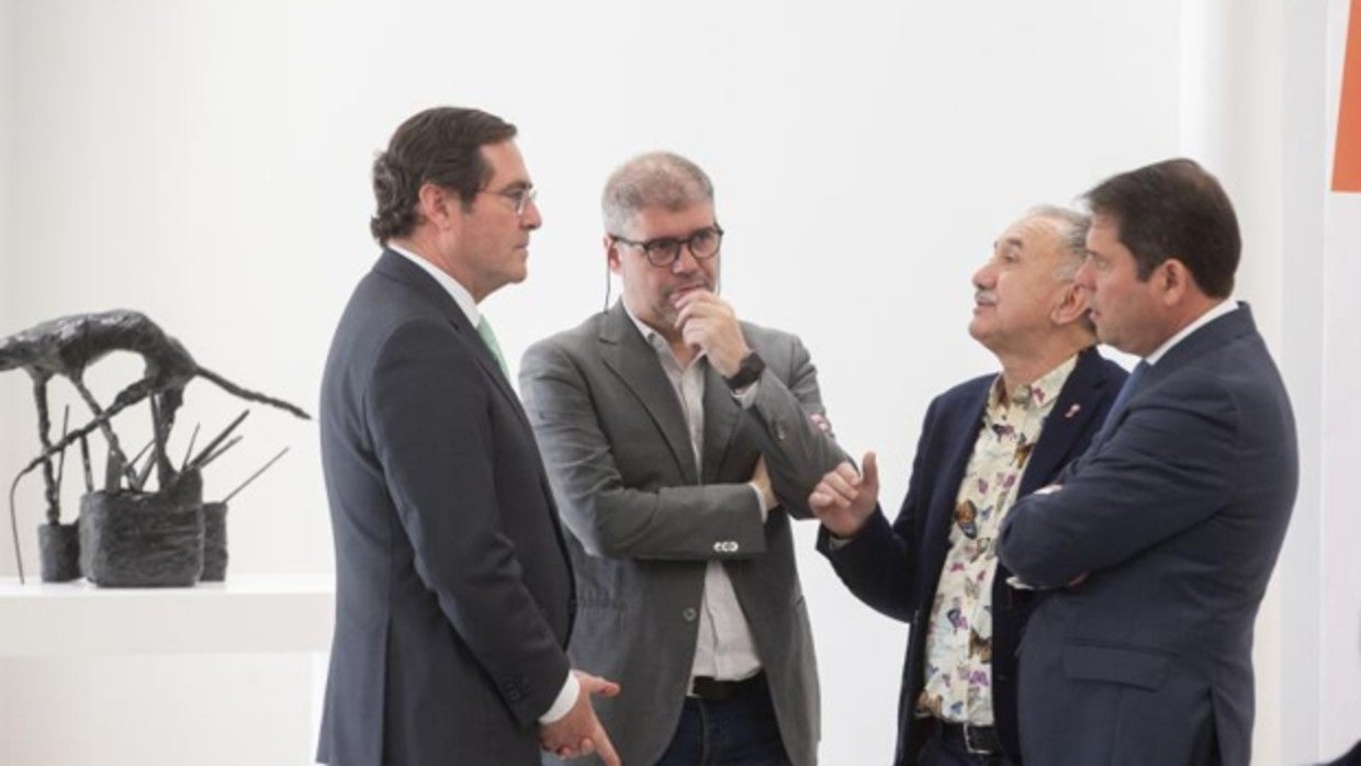 De izquierda a derecha: Antonio Garamendi, presidente de la CEOE; Unai Sordo, secretario general de CC.OO.; Pepe Álvarez, secretario general de UGT; Gerardo Cuerva, presidente de Cepyme