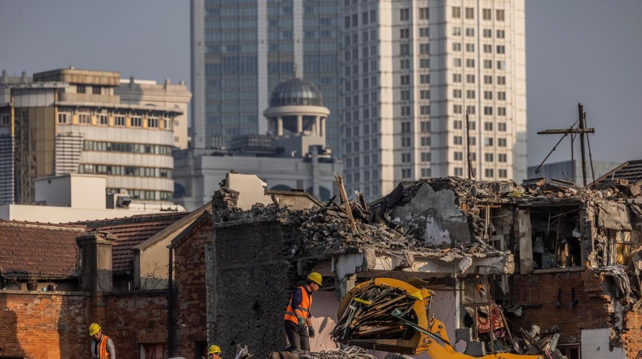 Trabajadores destruyen uno de los edificios ilegales