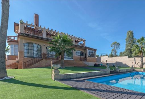 La casa dispone de un amplio jardín con piscina