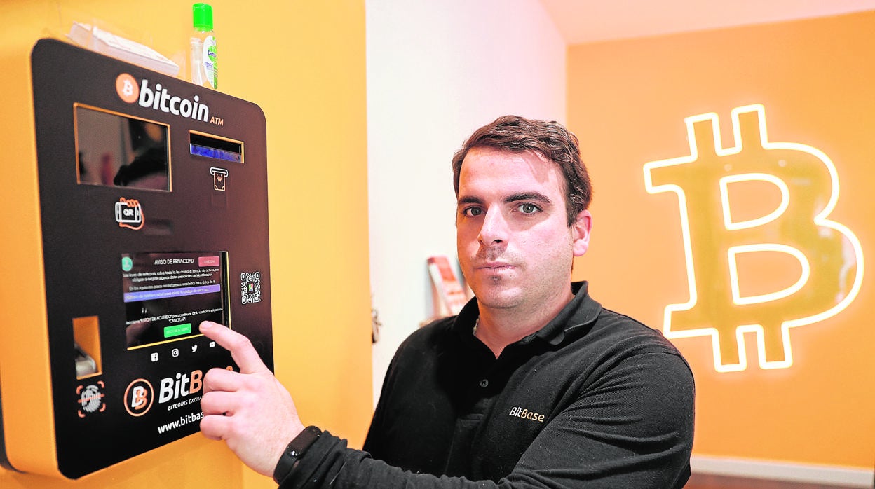 Aníbal da Silva, gerente de una tienda de BitBase en la calle Bravo Murillo de Madrid, en uno de los cajeros