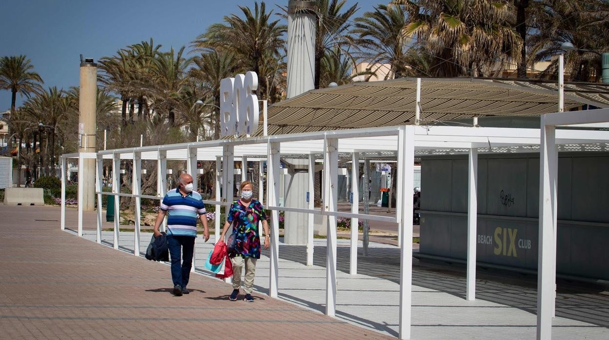 Jubilados paseando por Palma de Mallorca