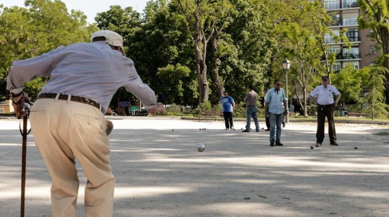 Jubilados jugando a la petanca