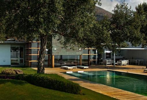 La vivienda cuenta con terraza chill out y piscina