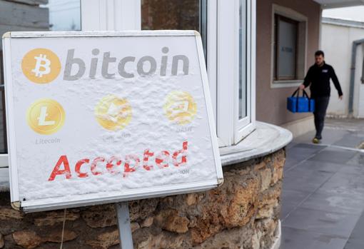 Un cartel de bitcóin colocado en la puerta de una oficina de intercambio de criptomonedas en Prístina, Serbia
