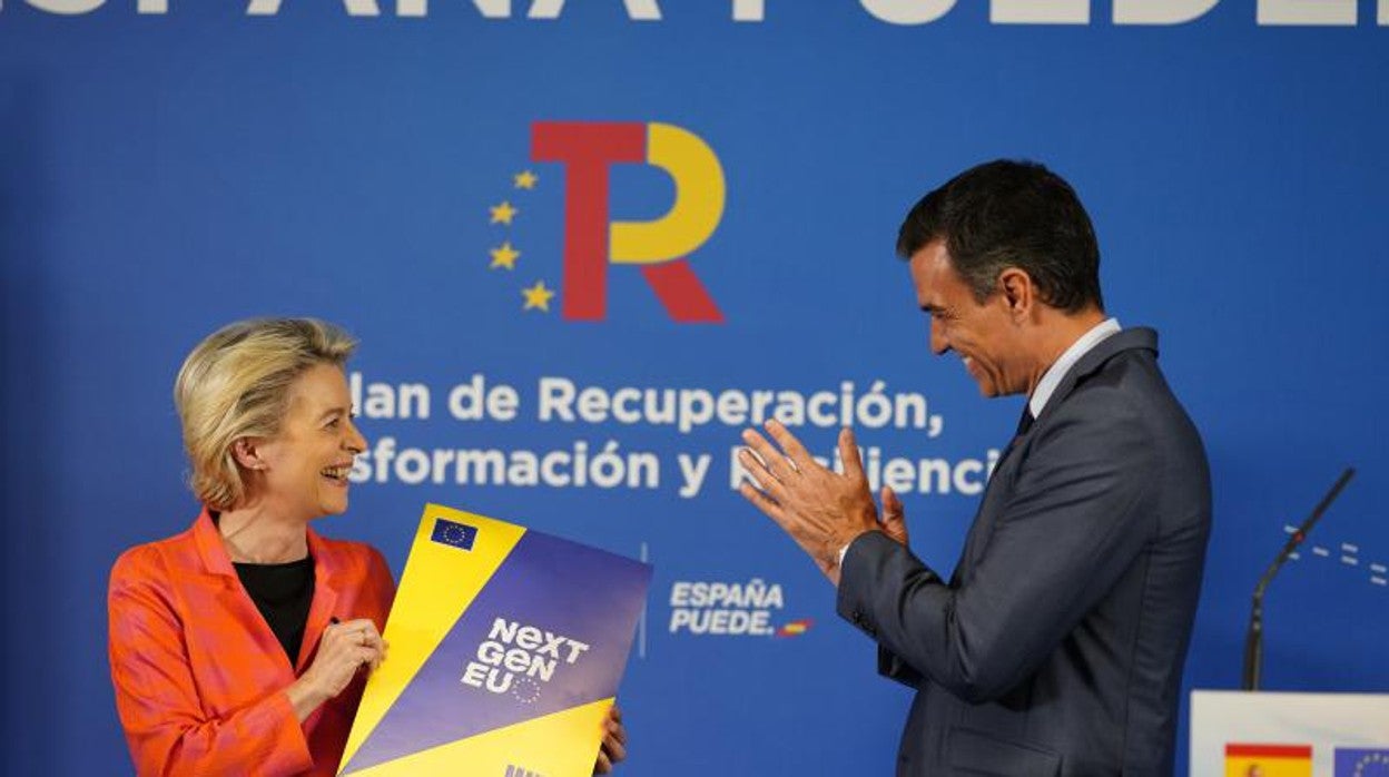 La presidenta de la Comisión, Úrsula Von der Leyen, junto al presidente Sánchez