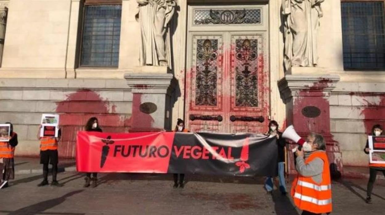 Activistas arrojan pintura a la fachada del Ministerio de Agricultura para exigir el cese de subsidios a la ganadería