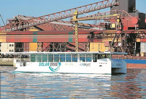 Por la bahía de Santander ya navega Ecoboat, una embarcación eléctrica de la empresa Torqeedo para 120 pasajeros, alimentada con placas solares