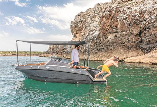 Las pequeñas embarcaciones de Magonis Electric Boats, con dos o tres horas de autonomía