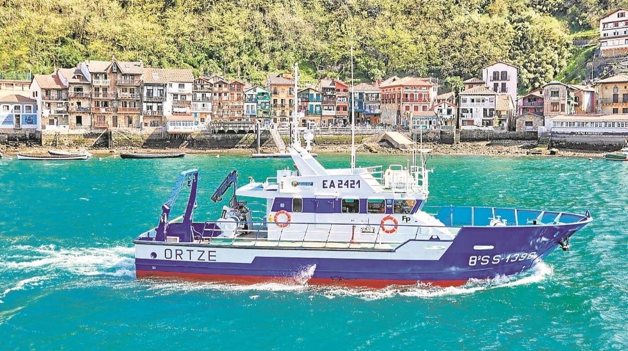 El buque escuela Ortze era un antiguo pesquero que ha sido reconvertido en una avanzada embarcación híbrida (diésel-eléctrica) por un consorcio de empresas, liderado por la vasca Ingeteam, que ha desarrollado la tecnología