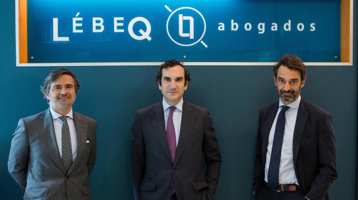 En el centro de la imagen Carlos Tassara de León, junto a Francisco Arroyo y José Antonio Romero, socios de LÉBEQ Abogados