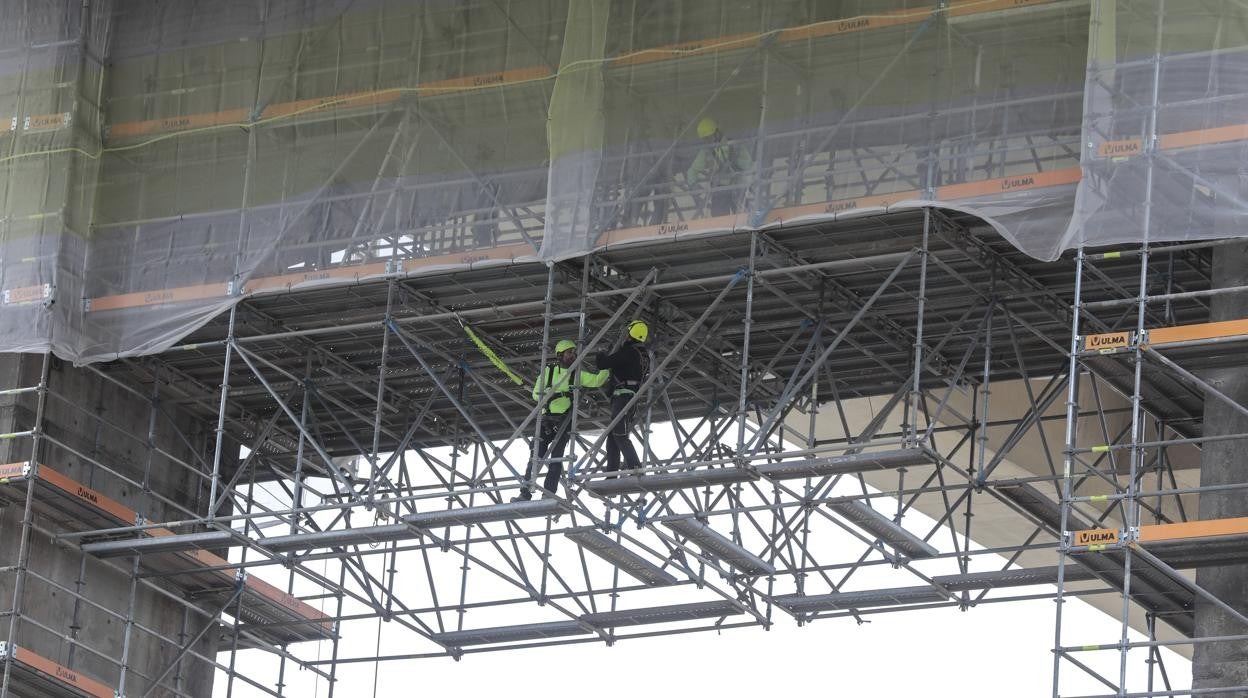 Obras en el puente del V Centenario en Sevilla