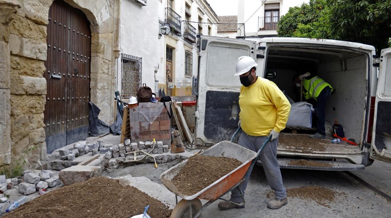 Trabajadores de la construcción en una obra.