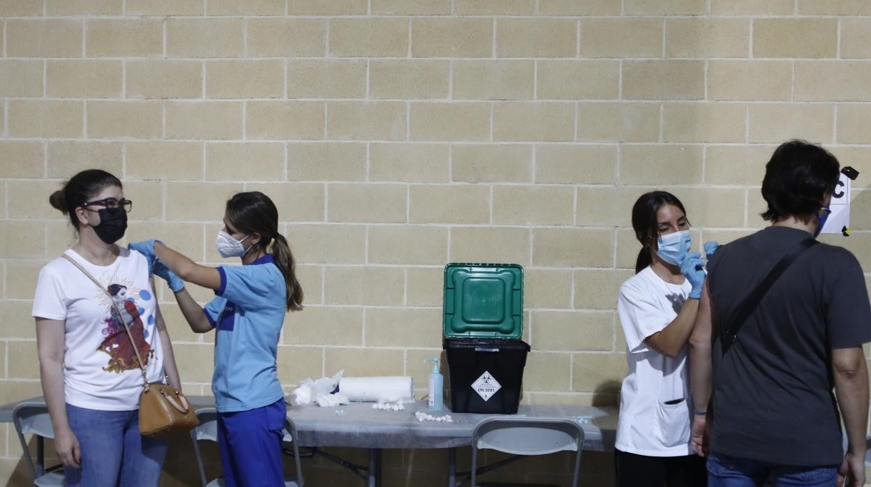 El empleo público, como el sanitario, ha tirado con fuerza del mercado laboral andaluz. En la imagen, dos jóvenes enfermeras ponen vacunas contra el Covid en un centro de Córdoba