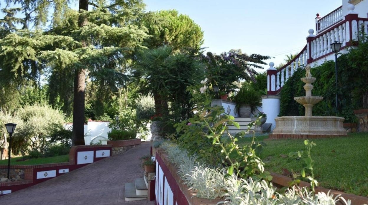 Majestuosa y frondosa entrada de un chalet en Córdoba