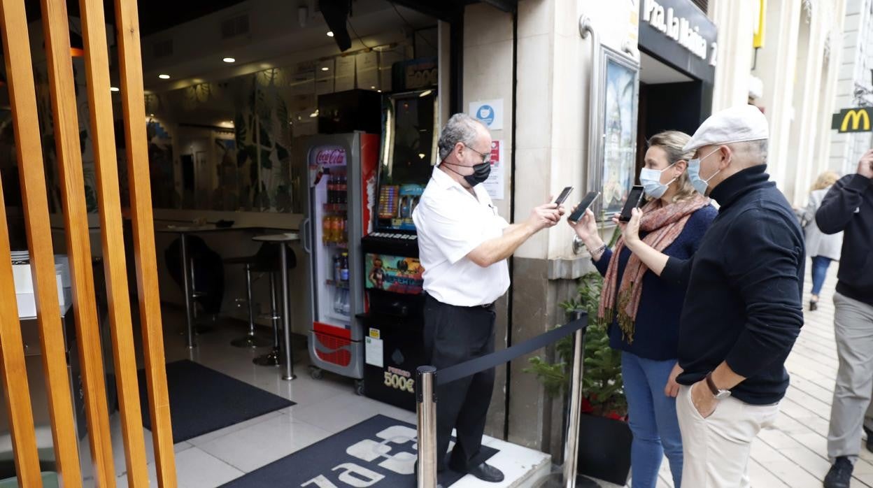 Establecimiento de hostelería de Málata solicitando el pasapor Covid a unos clientes