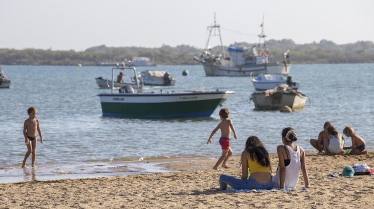 Veraneantes en la playa de El Rompido