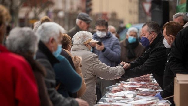 Reparto gratuito de carne para protestar contra las políticas de Sánchez hacia el campo