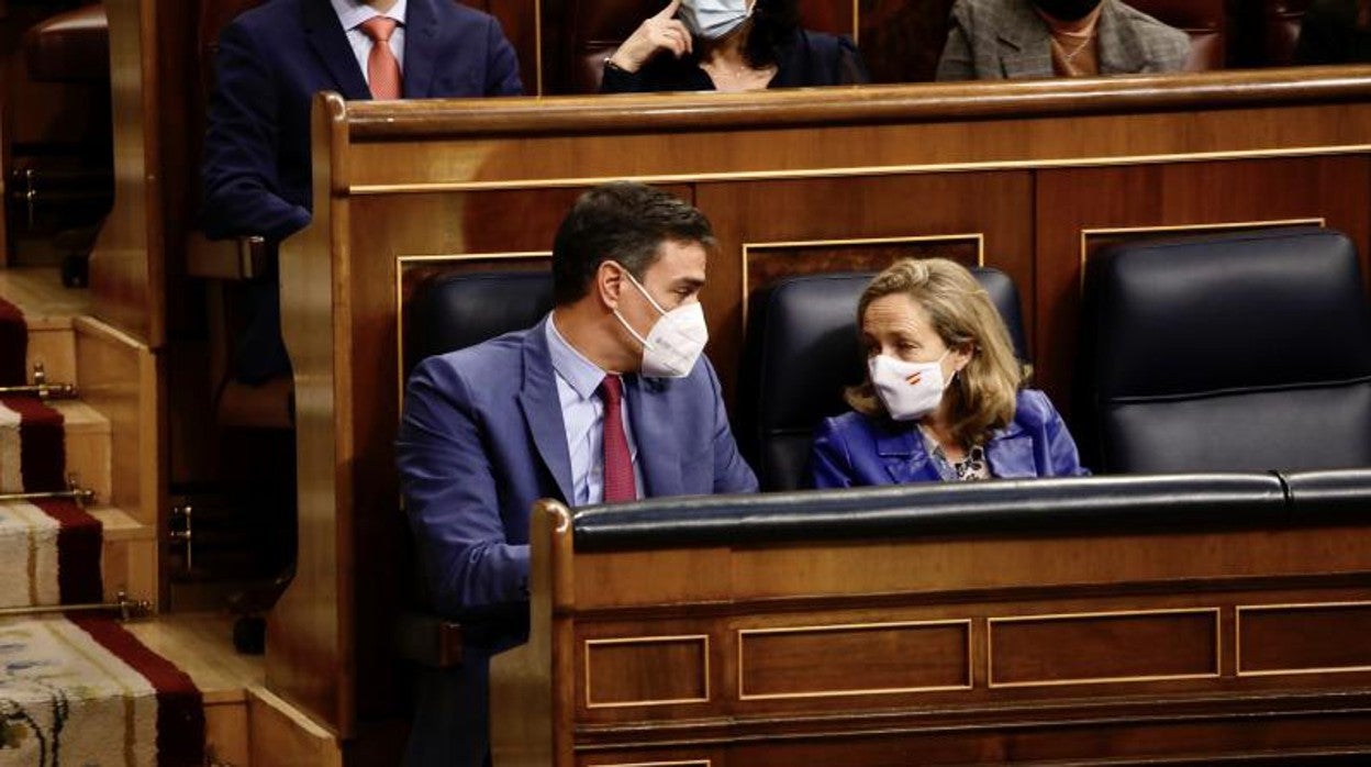 Pedro Sánchez, presidente del Gobierno, y Nadia Calviño, vicepresidenta primera