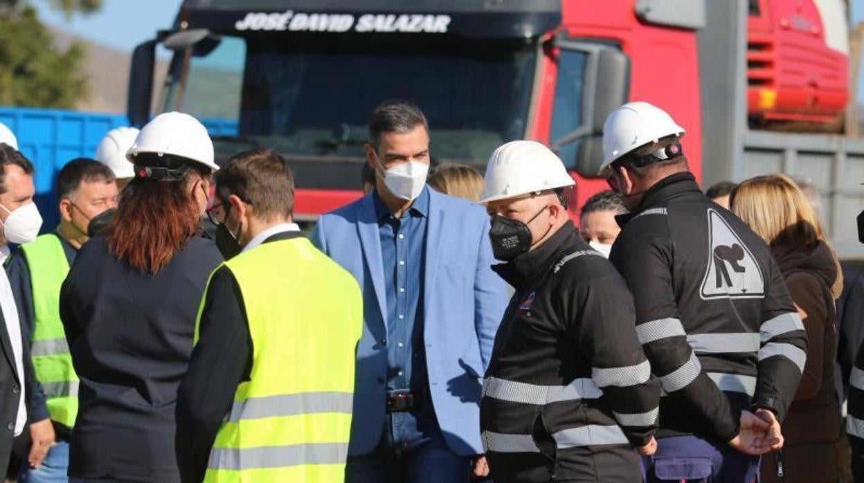 El presidente del Gobierno, Pedro Sánchez, durante la visita a la planta Cardial Recursos Alternativos