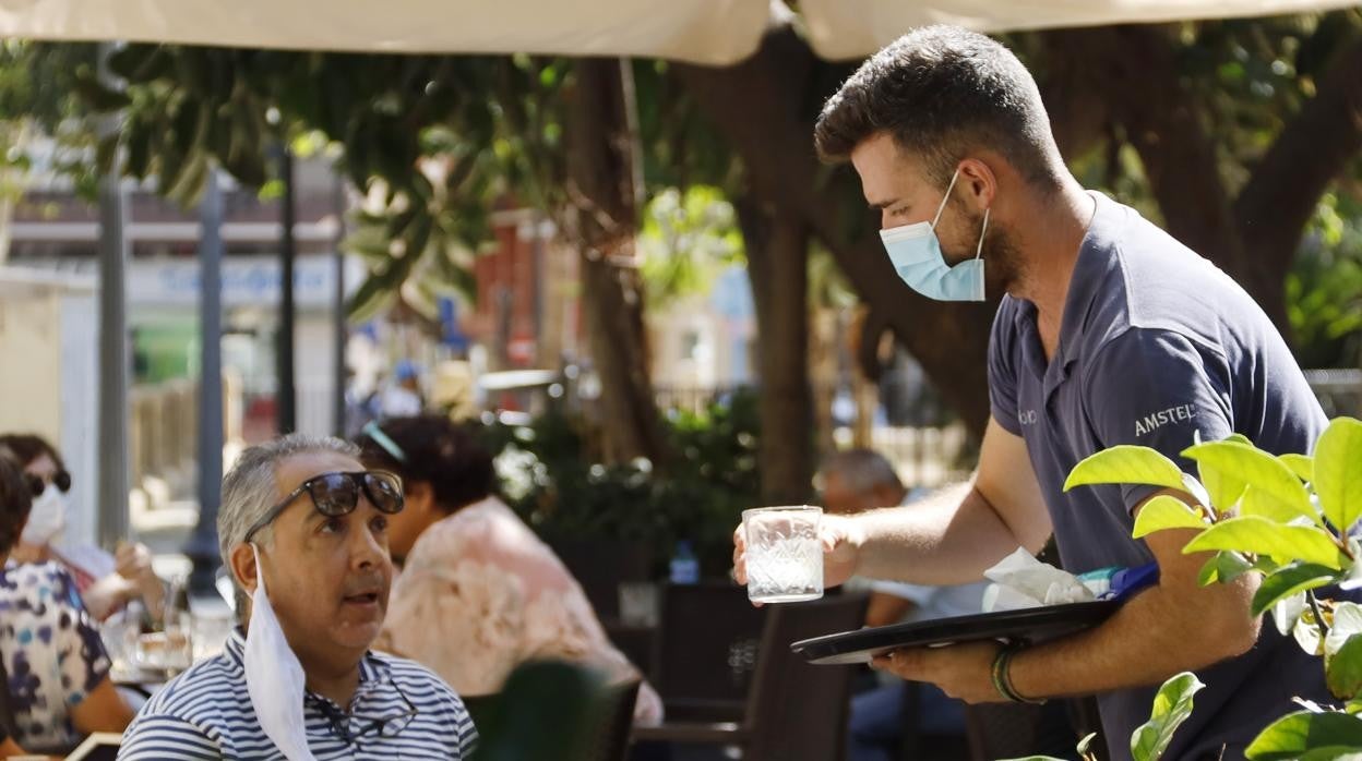 Un camarero atiende a un cliente en un bar de Alicante