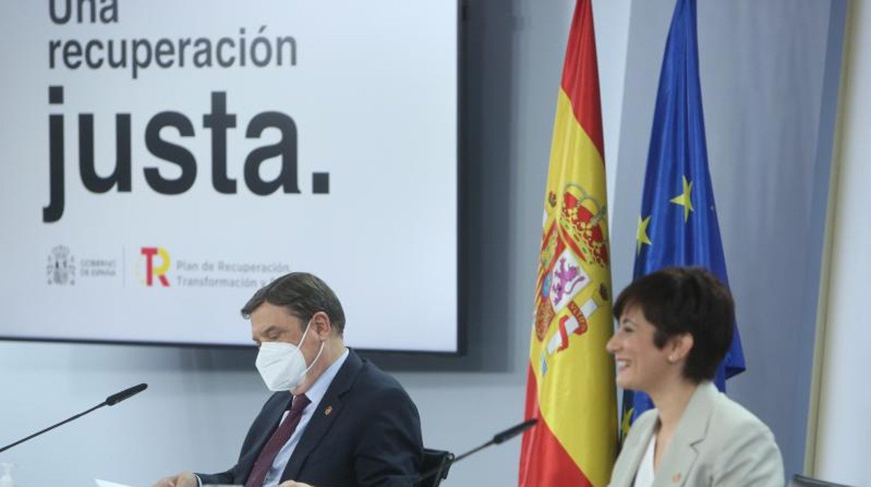 El ministro de Agricultura Luis Planas (izda) junto a la titular de Política Territorial Isabel Rodríguez (dcha)