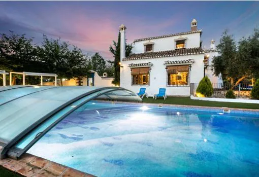 Descubre las cinco casas más lujosas y con piscina climatizada que están a  la venta en Andalucía