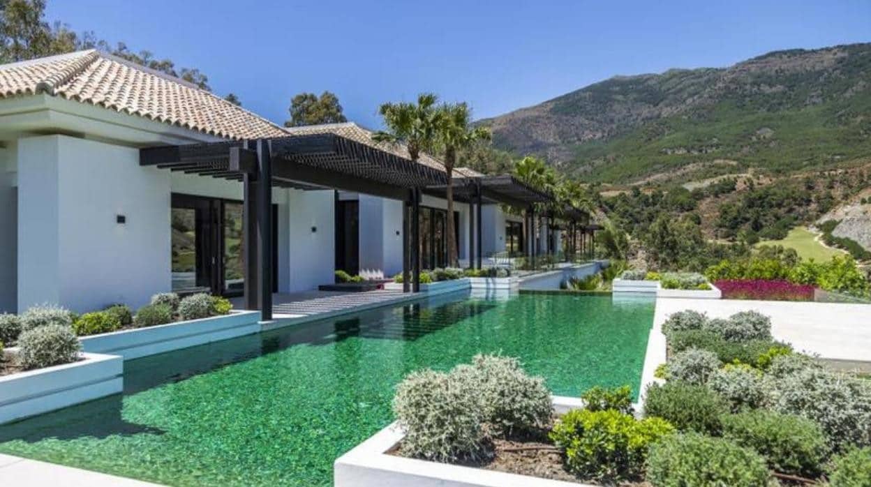 Descubre las cinco casas más lujosas y con piscina climatizada que están a  la venta en Andalucía