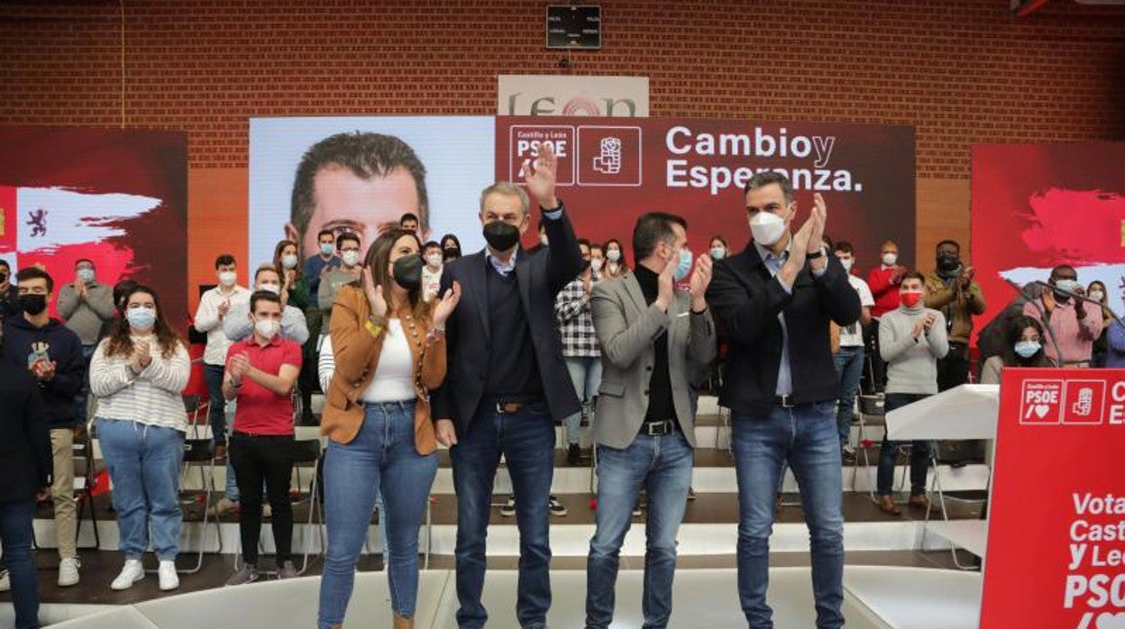 El presidente del Gobierno Pedro Sánchez (último por la derecha) hizo campaña por el PSOE este domingo en León